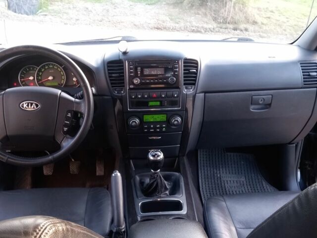 Черный Киа Соренто, объемом двигателя 2.5 л и пробегом 210 тыс. км за 2750 $, фото 7 на Automoto.ua
