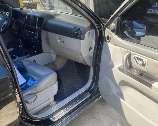 Чорний Кіа Соренто, об'ємом двигуна 2.5 л та пробігом 370 тис. км за 7000 $, фото 5 на Automoto.ua