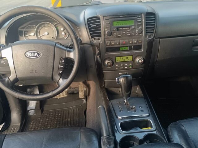 Черный Киа Соренто, объемом двигателя 2.5 л и пробегом 250 тыс. км за 3950 $, фото 7 на Automoto.ua