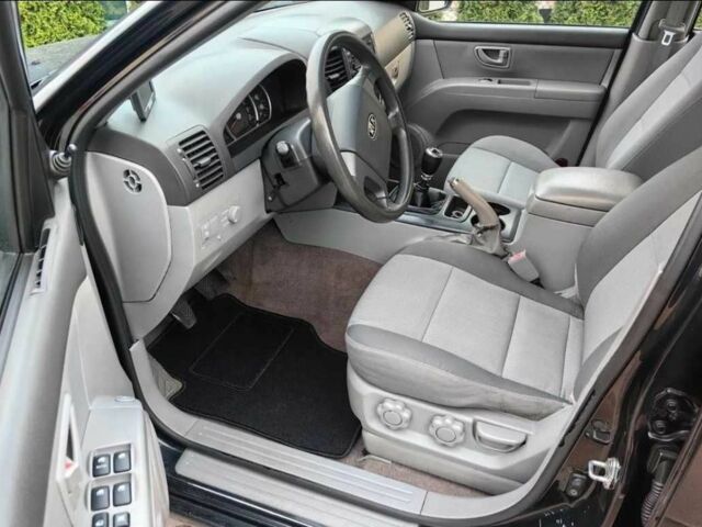 Черный Киа Соренто, объемом двигателя 2.5 л и пробегом 328 тыс. км за 3850 $, фото 7 на Automoto.ua