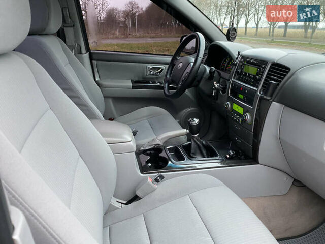 Чорний Кіа Соренто, об'ємом двигуна 2.5 л та пробігом 320 тис. км за 8299 $, фото 5 на Automoto.ua