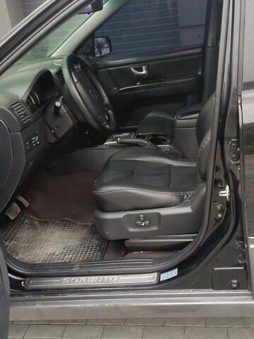 Черный Киа Соренто, объемом двигателя 2.5 л и пробегом 260 тыс. км за 7900 $, фото 2 на Automoto.ua