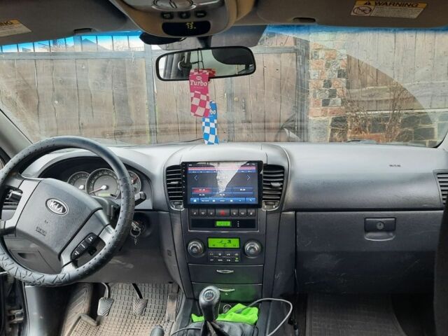 Черный Киа Соренто, объемом двигателя 2.5 л и пробегом 250 тыс. км за 4870 $, фото 12 на Automoto.ua