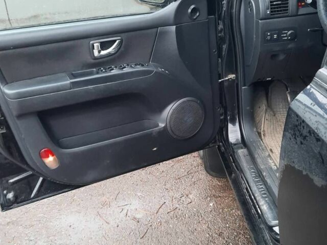 Черный Киа Соренто, объемом двигателя 2.5 л и пробегом 250 тыс. км за 4870 $, фото 16 на Automoto.ua