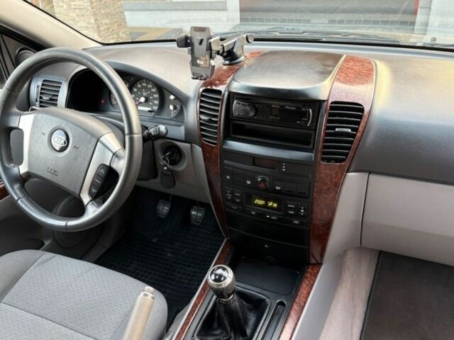 Чорний Кіа Соренто, об'ємом двигуна 2.5 л та пробігом 200 тис. км за 2143 $, фото 6 на Automoto.ua