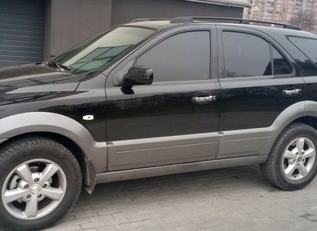 Черный Киа Соренто, объемом двигателя 2.5 л и пробегом 300 тыс. км за 8000 $, фото 1 на Automoto.ua