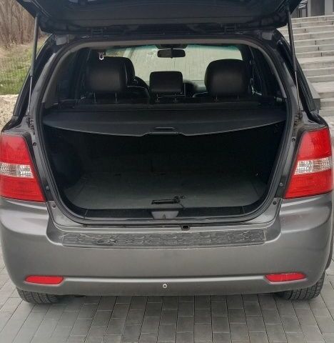 Черный Киа Соренто, объемом двигателя 2.5 л и пробегом 300 тыс. км за 8000 $, фото 3 на Automoto.ua