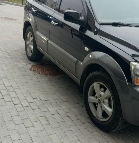 Черный Киа Соренто, объемом двигателя 2.5 л и пробегом 300 тыс. км за 8000 $, фото 2 на Automoto.ua