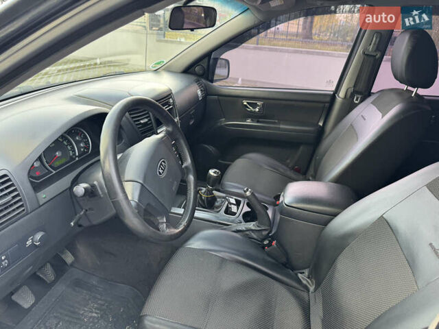 Черный Киа Соренто, объемом двигателя 2.5 л и пробегом 237 тыс. км за 5500 $, фото 11 на Automoto.ua