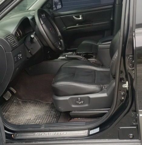 Черный Киа Соренто, объемом двигателя 2.5 л и пробегом 300 тыс. км за 8000 $, фото 4 на Automoto.ua