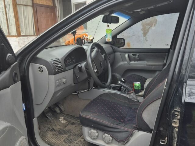 Черный Киа Соренто, объемом двигателя 2.5 л и пробегом 290 тыс. км за 4300 $, фото 4 на Automoto.ua