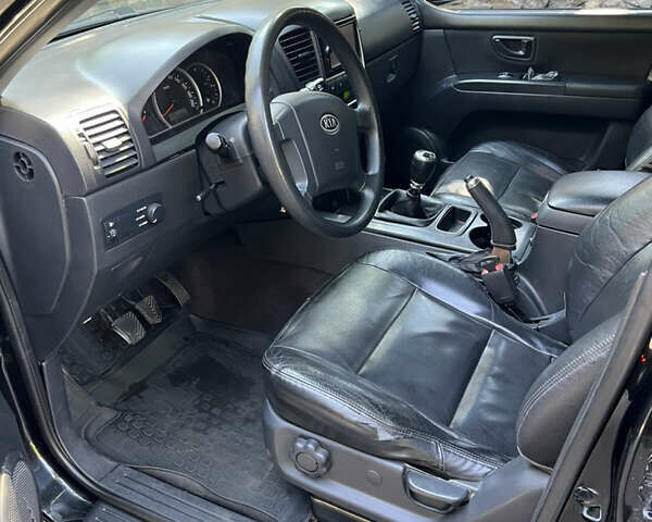 Черный Киа Соренто, объемом двигателя 2.5 л и пробегом 228 тыс. км за 9500 $, фото 17 на Automoto.ua