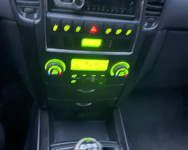 Черный Киа Соренто, объемом двигателя 2.5 л и пробегом 200 тыс. км за 5200 $, фото 13 на Automoto.ua