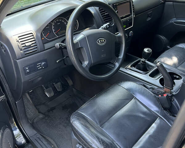 Черный Киа Соренто, объемом двигателя 2.5 л и пробегом 228 тыс. км за 9500 $, фото 18 на Automoto.ua