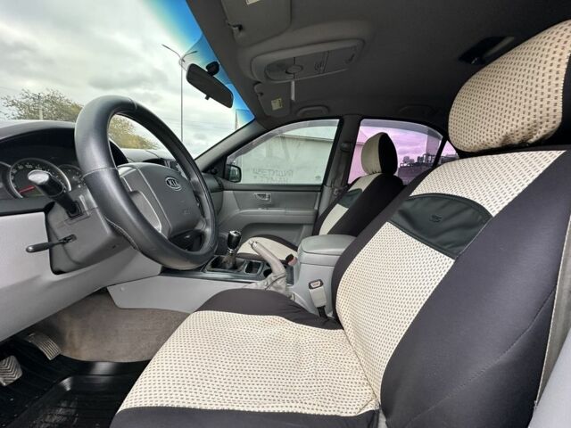 Черный Киа Соренто, объемом двигателя 2.5 л и пробегом 300 тыс. км за 5499 $, фото 17 на Automoto.ua