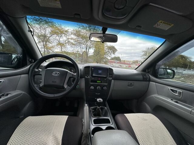 Черный Киа Соренто, объемом двигателя 2.5 л и пробегом 300 тыс. км за 5399 $, фото 23 на Automoto.ua