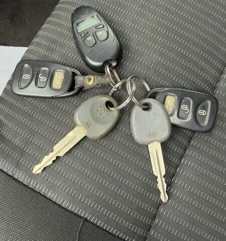 Чорний Кіа Соренто, об'ємом двигуна 0 л та пробігом 199 тис. км за 3128 $, фото 7 на Automoto.ua