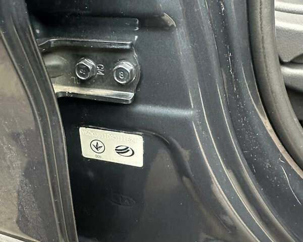 Чорний Кіа Соренто, об'ємом двигуна 2.4 л та пробігом 260 тис. км за 11000 $, фото 4 на Automoto.ua