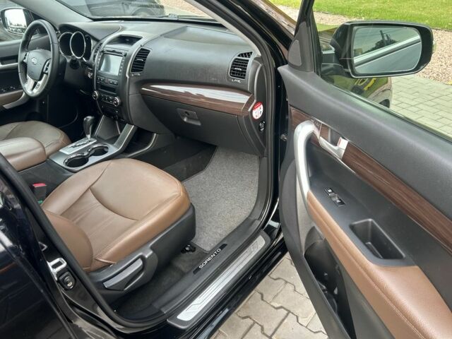 Чорний Кіа Соренто, об'ємом двигуна 2.2 л та пробігом 211 тис. км за 15400 $, фото 7 на Automoto.ua