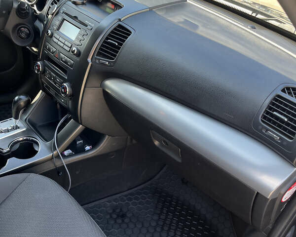 Чорний Кіа Соренто, об'ємом двигуна 2.4 л та пробігом 143 тис. км за 13100 $, фото 16 на Automoto.ua