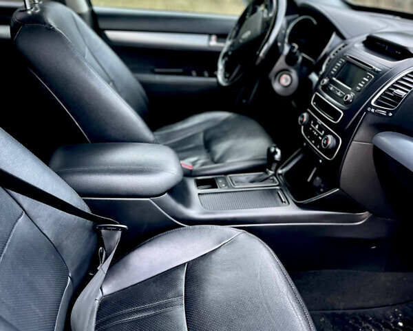 Чорний Кіа Соренто, об'ємом двигуна 2.2 л та пробігом 245 тис. км за 15900 $, фото 19 на Automoto.ua