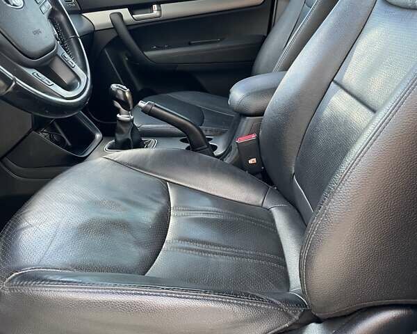 Чорний Кіа Соренто, об'ємом двигуна 2 л та пробігом 215 тис. км за 16350 $, фото 7 на Automoto.ua