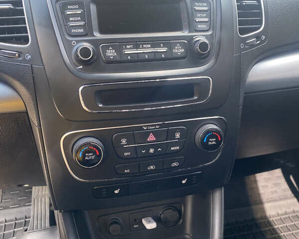 Чорний Кіа Соренто, об'ємом двигуна 2.2 л та пробігом 242 тис. км за 15600 $, фото 14 на Automoto.ua