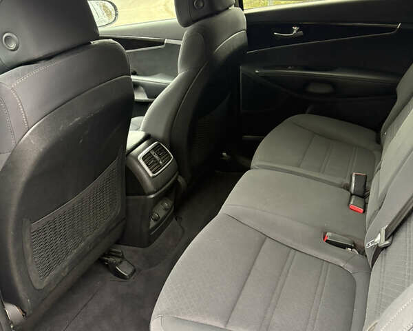 Черный Киа Соренто, объемом двигателя 2.4 л и пробегом 262 тыс. км за 11200 $, фото 14 на Automoto.ua