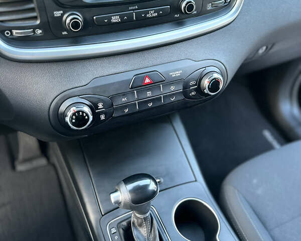 Черный Киа Соренто, объемом двигателя 3.3 л и пробегом 50 тыс. км за 17300 $, фото 13 на Automoto.ua