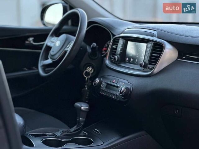 Чорний Кіа Соренто, об'ємом двигуна 3.34 л та пробігом 170 тис. км за 16800 $, фото 14 на Automoto.ua