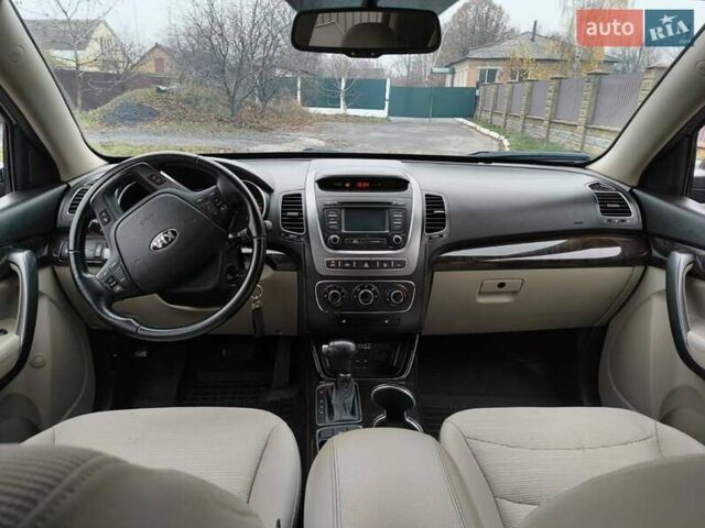 Красный Киа Соренто, объемом двигателя 2.36 л и пробегом 200 тыс. км за 12500 $, фото 7 на Automoto.ua