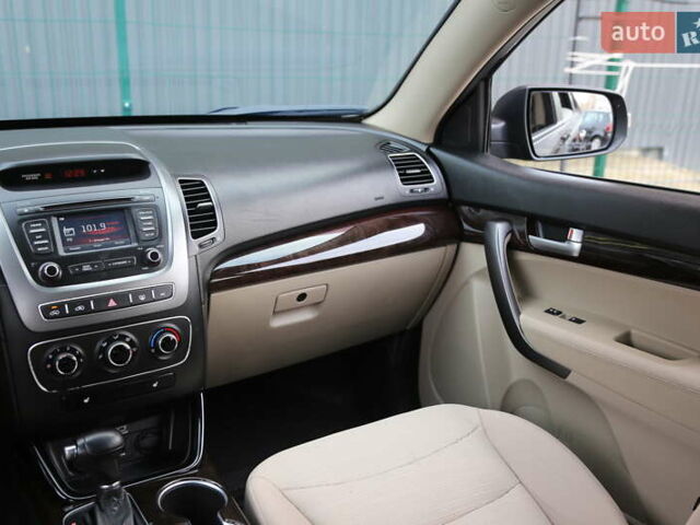 Красный Киа Соренто, объемом двигателя 2.36 л и пробегом 203 тыс. км за 13000 $, фото 14 на Automoto.ua