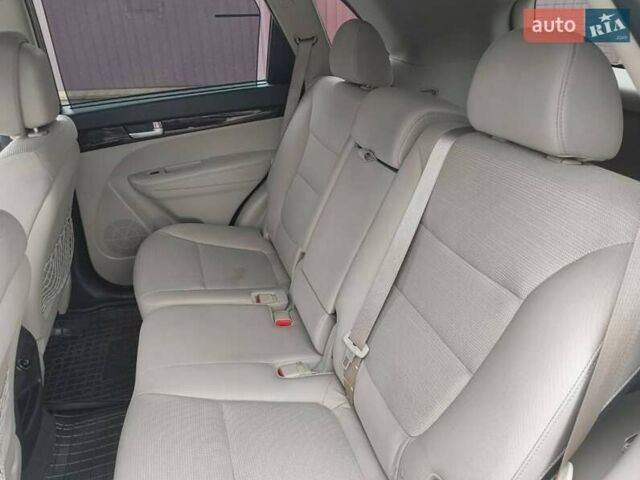 Красный Киа Соренто, объемом двигателя 2.36 л и пробегом 200 тыс. км за 12500 $, фото 9 на Automoto.ua