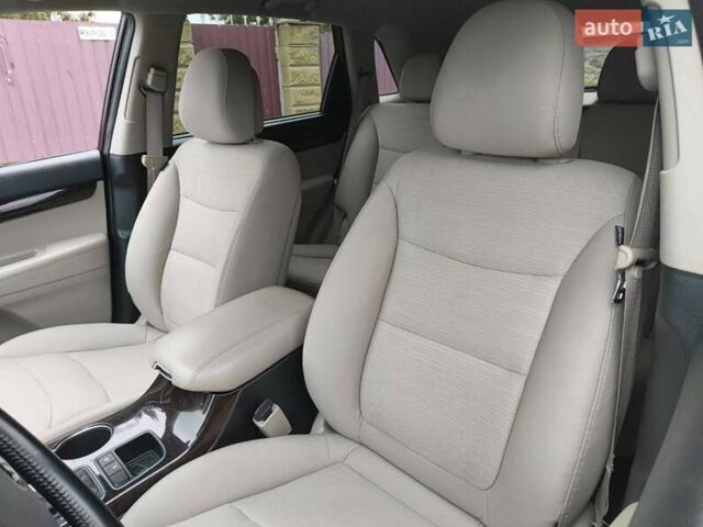 Красный Киа Соренто, объемом двигателя 2.36 л и пробегом 200 тыс. км за 12500 $, фото 5 на Automoto.ua