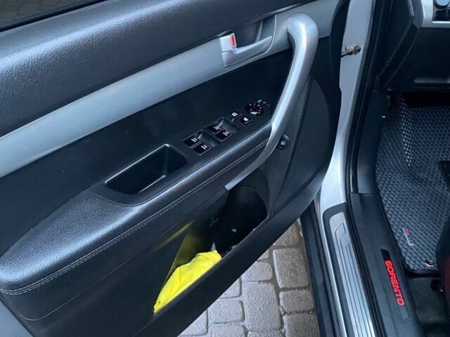 Сірий Кіа Соренто, об'ємом двигуна 2.4 л та пробігом 250 тис. км за 11200 $, фото 2 на Automoto.ua