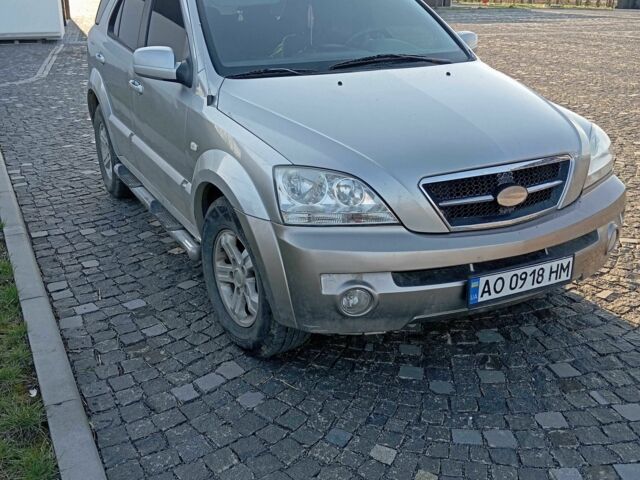 Серый Киа Соренто, объемом двигателя 2.5 л и пробегом 350 тыс. км за 4800 $, фото 2 на Automoto.ua