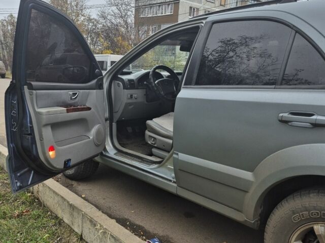 Серый Киа Соренто, объемом двигателя 2.4 л и пробегом 260 тыс. км за 4500 $, фото 4 на Automoto.ua