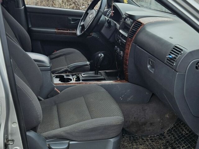 Серый Киа Соренто, объемом двигателя 2.5 л и пробегом 203 тыс. км за 3100 $, фото 7 на Automoto.ua