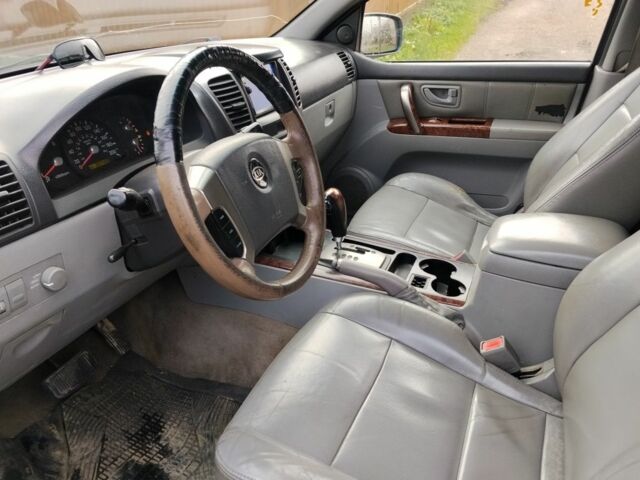 Серый Киа Соренто, объемом двигателя 2.5 л и пробегом 300 тыс. км за 2789 $, фото 3 на Automoto.ua