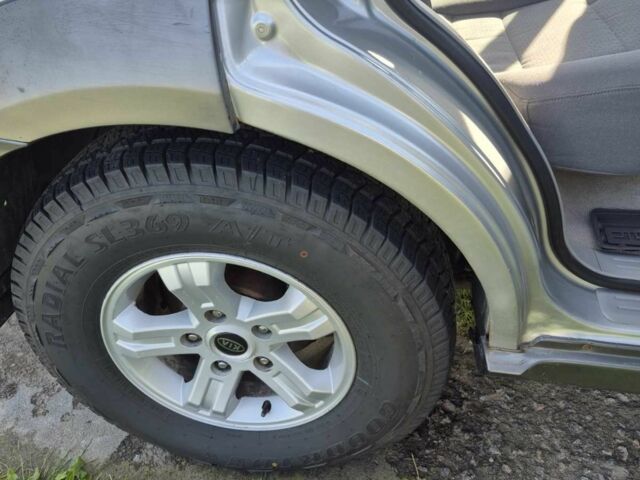 Серый Киа Соренто, объемом двигателя 2.5 л и пробегом 284 тыс. км за 5000 $, фото 4 на Automoto.ua