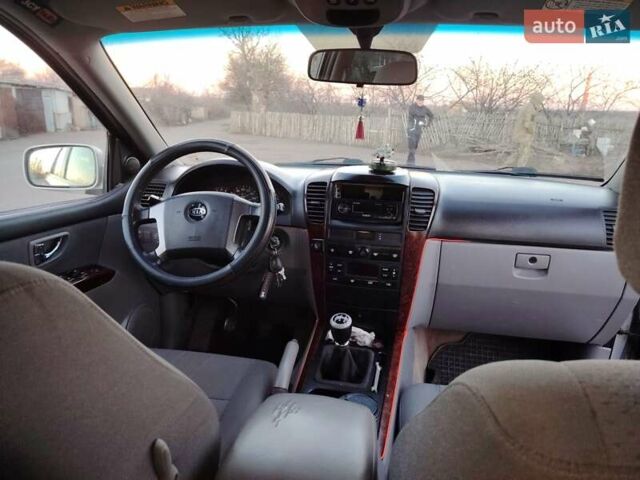 Серый Киа Соренто, объемом двигателя 2.5 л и пробегом 300 тыс. км за 3500 $, фото 3 на Automoto.ua