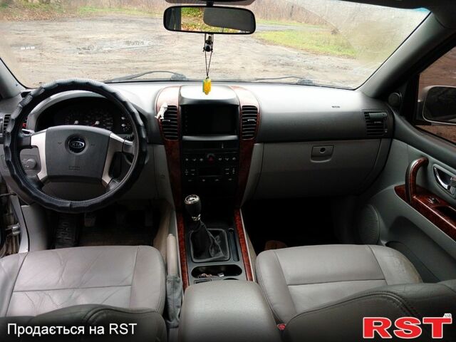 Серый Киа Соренто, объемом двигателя 2.4 л и пробегом 400 тыс. км за 5750 $, фото 5 на Automoto.ua