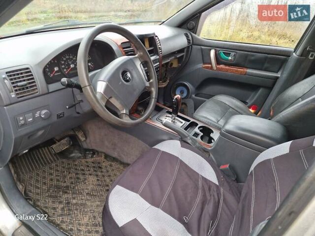 Серый Киа Соренто, объемом двигателя 2.5 л и пробегом 290 тыс. км за 2100 $, фото 6 на Automoto.ua