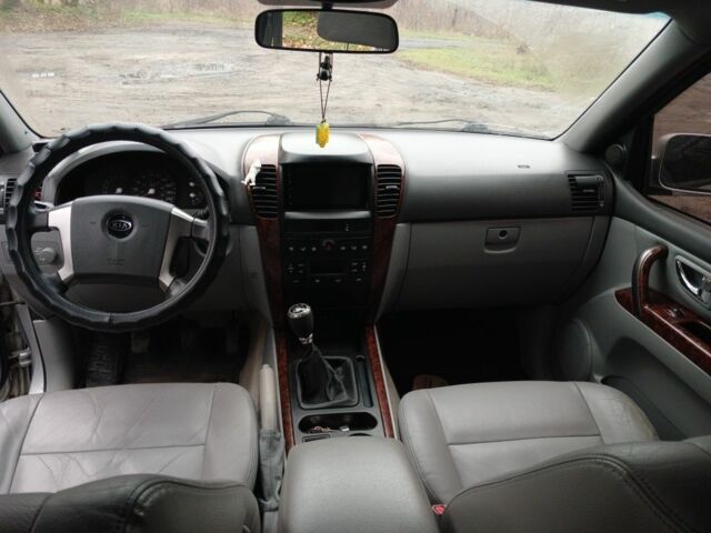 Серый Киа Соренто, объемом двигателя 2.4 л и пробегом 400 тыс. км за 5750 $, фото 5 на Automoto.ua