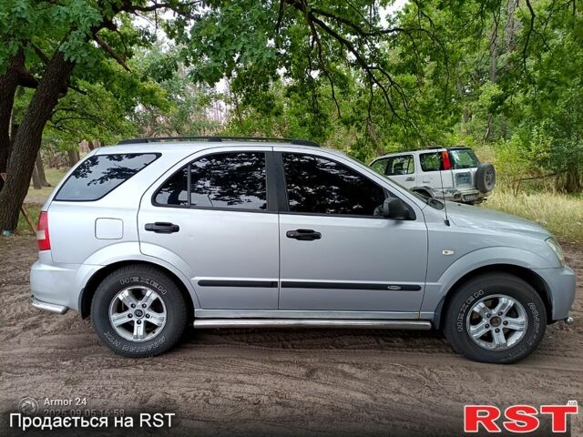 Киа Соренто 2004 в Славянске на Automoto.ua Серый Киа Соренто, объемом двигателя 2.5 л и пробегом 200 тыс. км за 4000 $, фото 2 на Automoto.ua