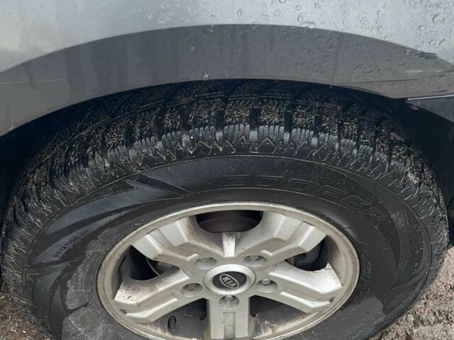 Серый Киа Соренто, объемом двигателя 2.5 л и пробегом 220 тыс. км за 3200 $, фото 2 на Automoto.ua