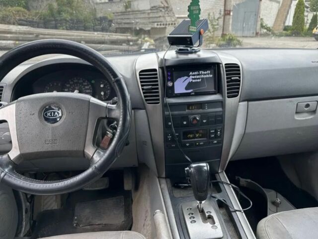 Серый Киа Соренто, объемом двигателя 2.5 л и пробегом 240 тыс. км за 5803 $, фото 2 на Automoto.ua