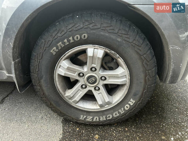 Серый Киа Соренто, объемом двигателя 2.5 л и пробегом 300 тыс. км за 6000 $, фото 12 на Automoto.ua