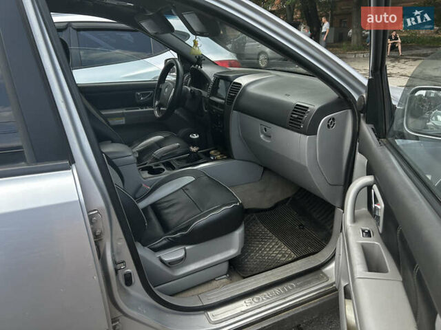 Серый Киа Соренто, объемом двигателя 2.5 л и пробегом 300 тыс. км за 6000 $, фото 4 на Automoto.ua