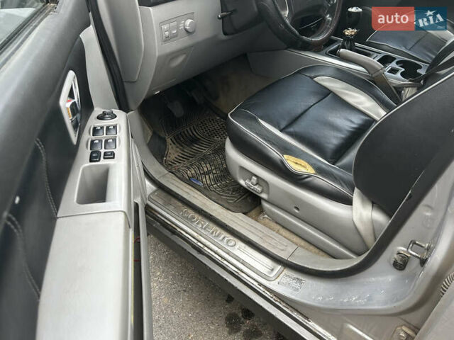 Серый Киа Соренто, объемом двигателя 2.5 л и пробегом 300 тыс. км за 6000 $, фото 11 на Automoto.ua